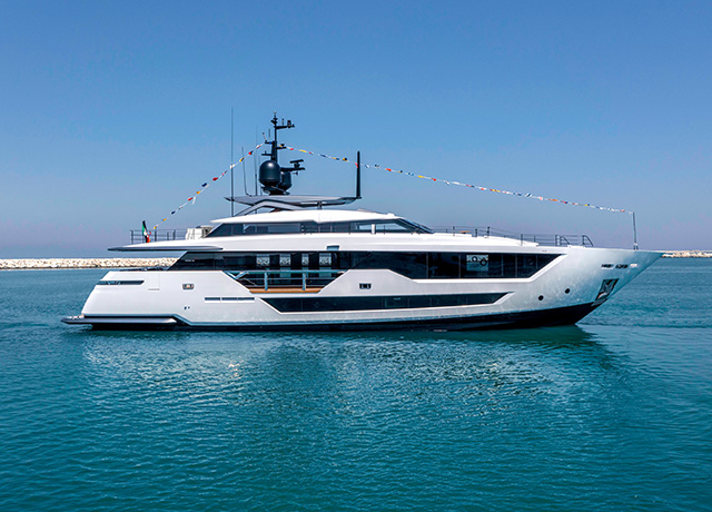 Custom Line 106’ M/Y ÉTOILE: a new star is launched in the brand’s planing line.<br />
 