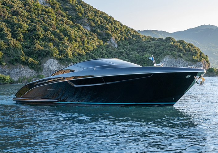 Riva Cento is born: the open yacht for collectors that celebrates the Riva legend from a contemporary perspective.