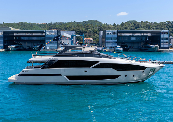 New Riva 96’ Argo Super: stylistic elegance in dialogue with the sea.